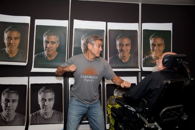 George Clooney i Chuck Close; fot. Myrna Suarez, Vanity Fair
